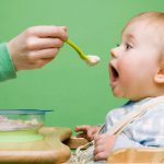 لیست خوراکی های ممنوعه برای کودکان زیر یک سال ۱۱ نوع خوراکی که نباید به کودکان زیر یک سال بدهید